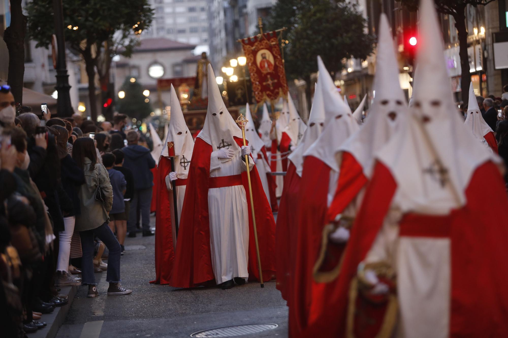 EN IMÁGENES: La imagen de Jesús Cautivo vuelve a recorrer las calles de Oviedo