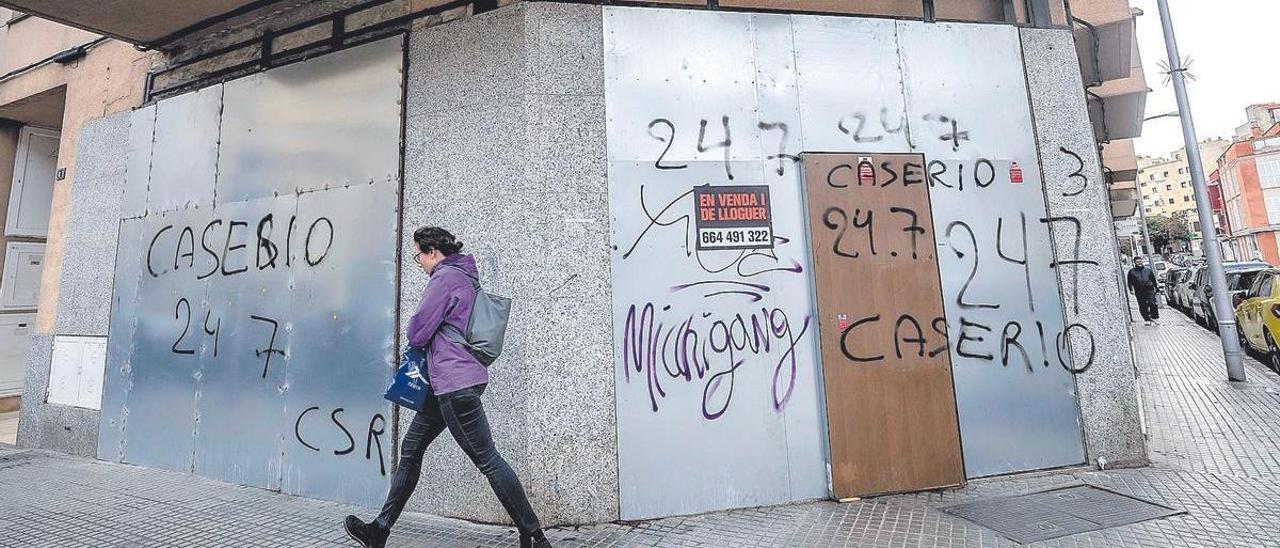 La antigua sucursal bancaria de Sant Ferran que fue okupada durante semanas y finalmente deslojada y sellada.