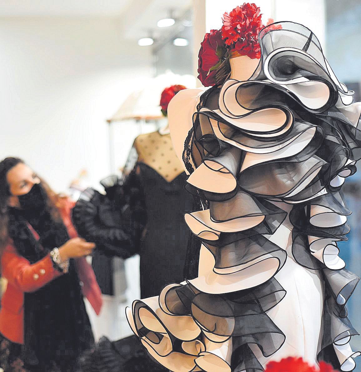 Detalle de un vestido de flamenca diseñado por la cordobesa Pepa Serrano.