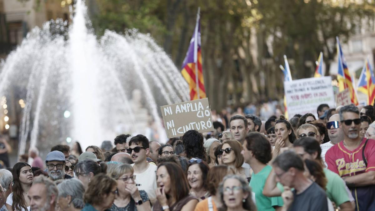 MASIFICACIÓN TURÍSTICA MANIFESTACIÓN | Cientos de personas claman en Palma contra los planes de Aena para los aeropuertos de Baleares: «Basta de aviones»