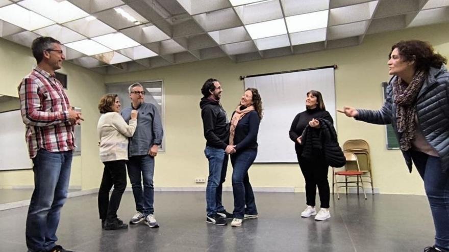 L’equip de Tequatre durant un dels assaigs de Casa de nines, a la seu del Casino Menestral.