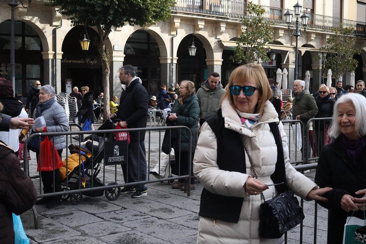 GALERÍA | Sanantonada de Azayca en la Plaza Mayor: agotados todos los platos
