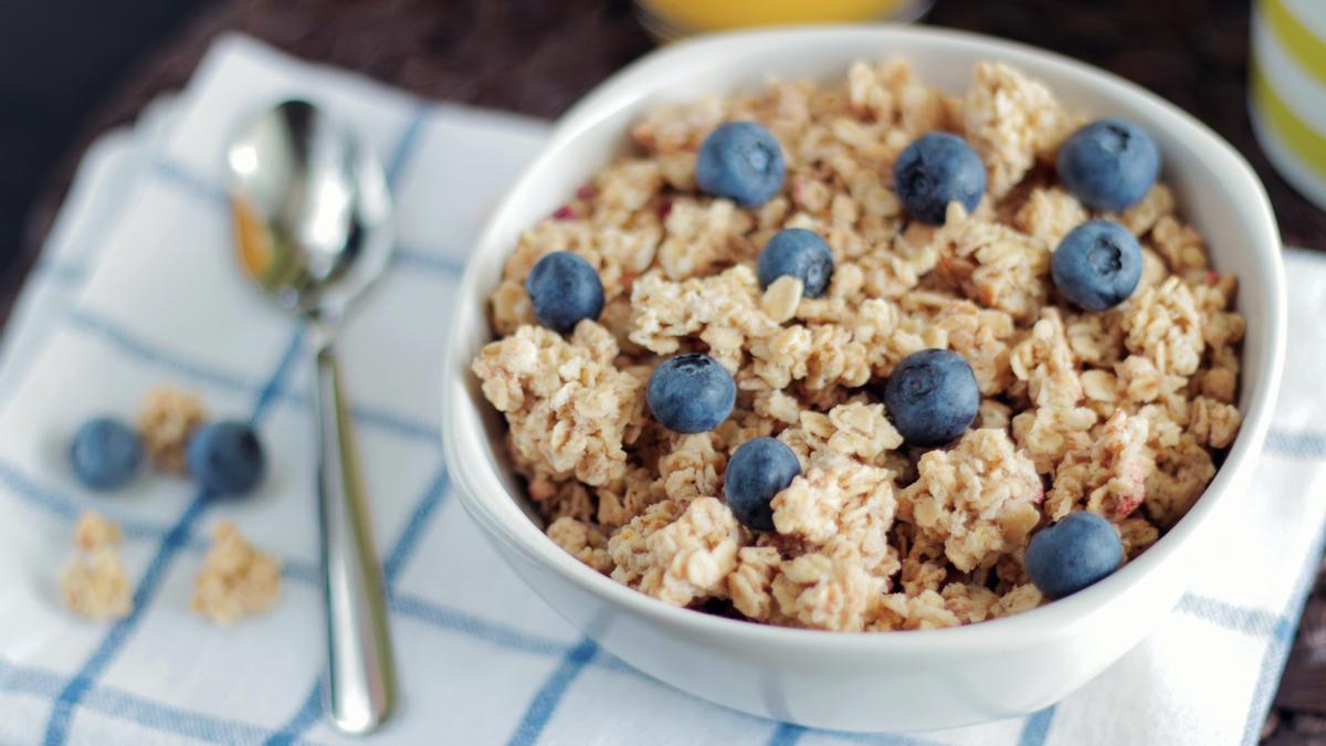 La avena es un alimento que ayuda a reducir el colesterol.