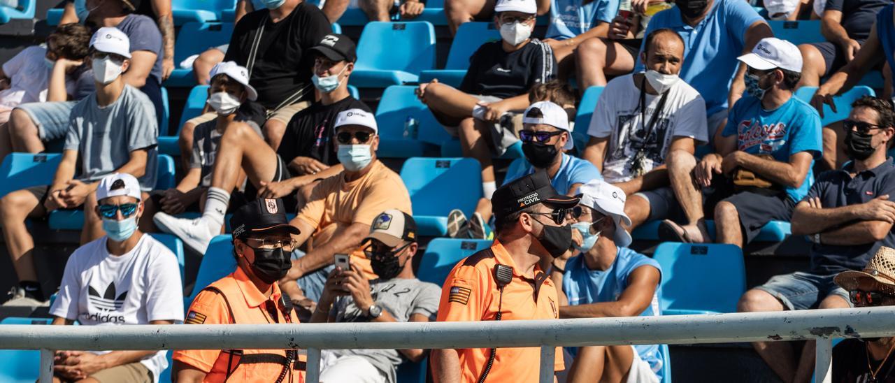 Protección Civil en el estadio de Can Misses este domingo.