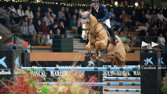 Hans-Dieter Dreher salta ayer en el recinto de Casas Novas. | Oxer Sports