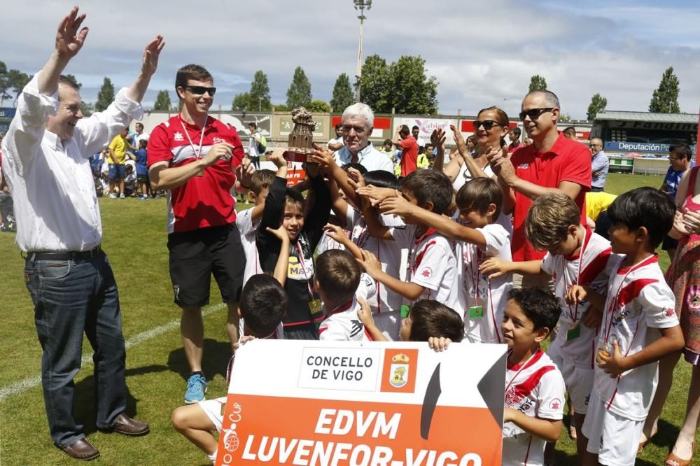 Los campeones de la Vigo Cup recogen sus trofeos