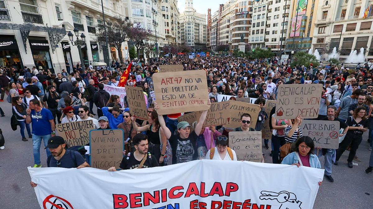 Un grupo de vecinos y vecinas de Benicalap protestan contra la «especulación y el rentismo», ayer en la manifestación por la vivienda de València.