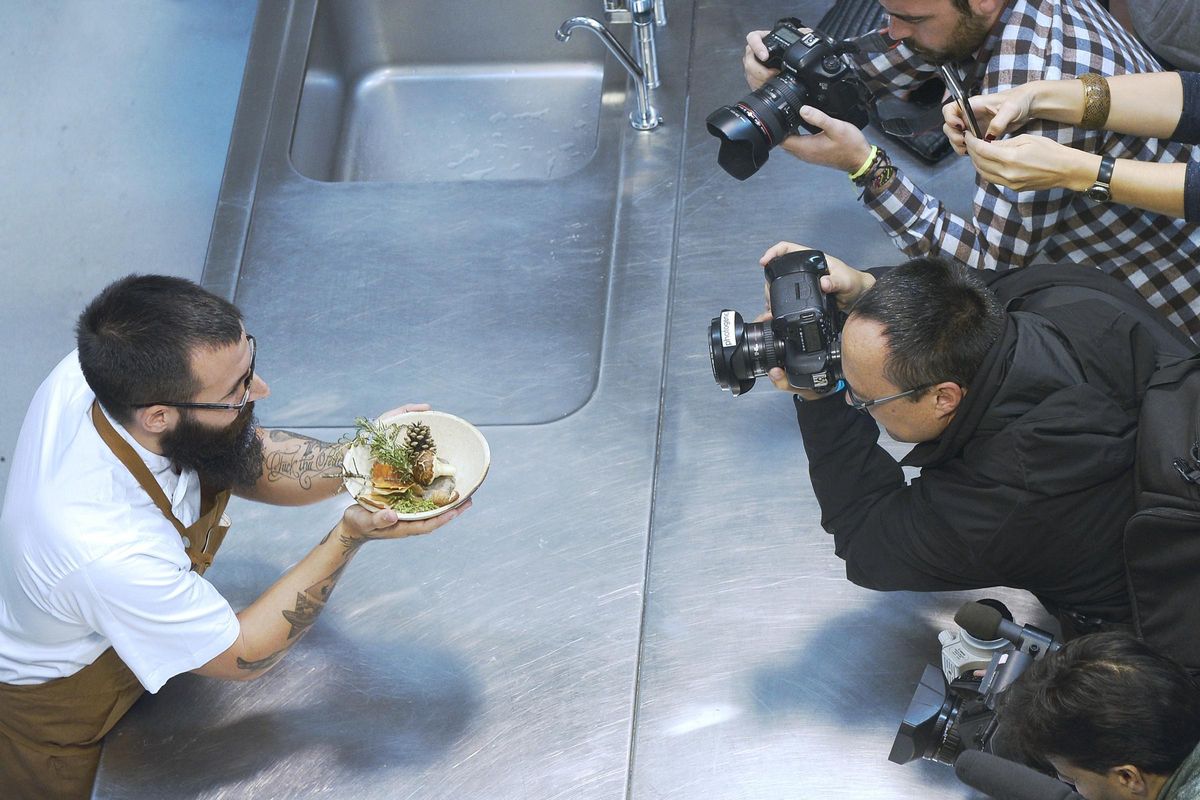El chef Alberto Montes, del restaurante Atrio, muestra a cámara una de sus tapas, en una imagen de archivo.