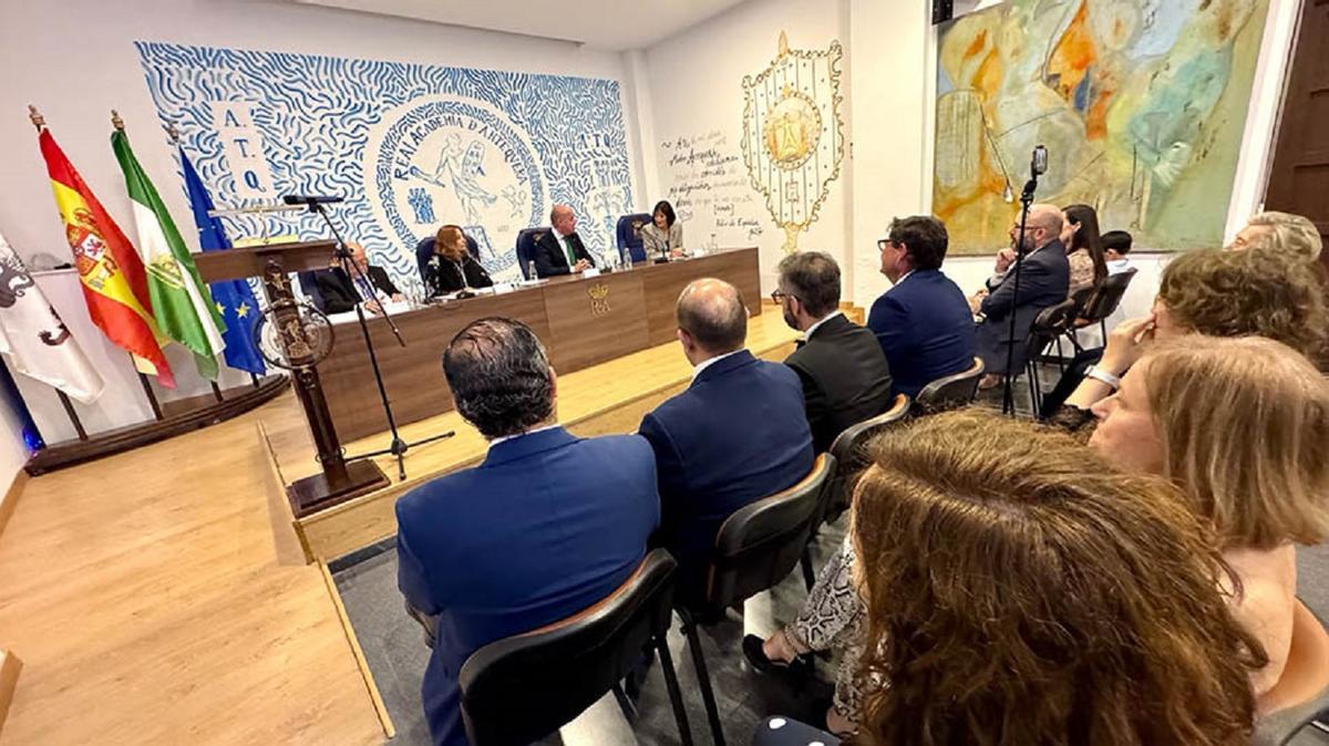 Mercedes Fernández Paradas toma posesión como nueva directora de la Real Academia de Nobles Artes de Antequera.