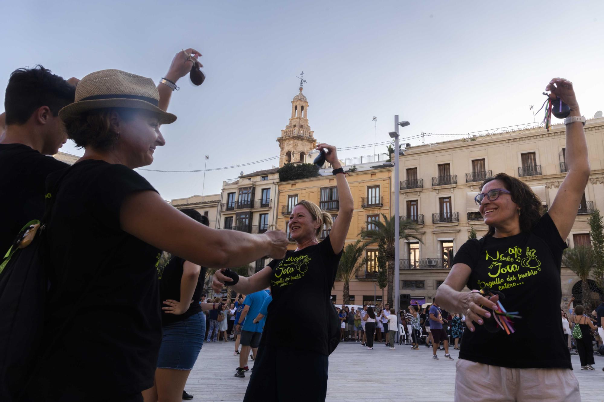 Jotas para estrenar la nueva Plaza de la Reina