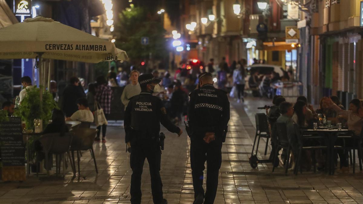 Dos agentes de la Policía Local de València patrullan la zona.