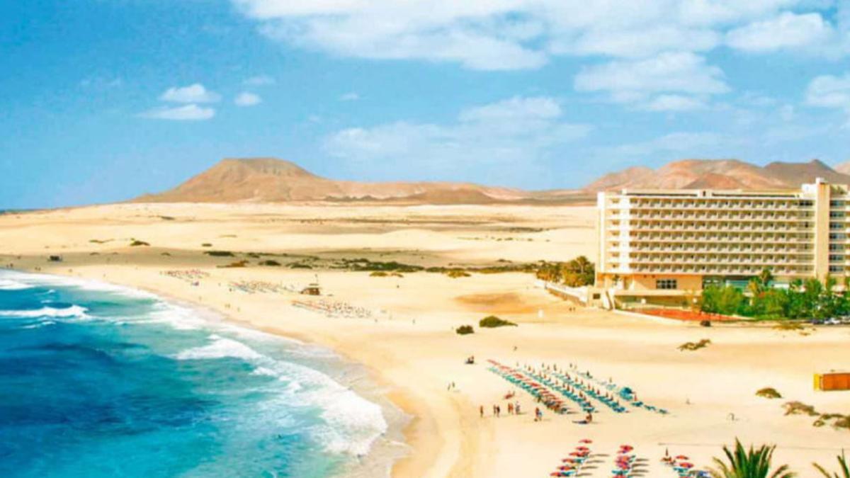 El Hotel Oliva Beach, junto a las dunas de Corralejo.