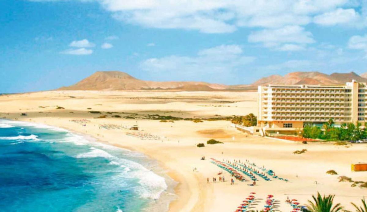 El Hotel Oliva Beach, junto a las dunsa de Corralejo.