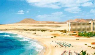 Canarias premia al hotel Oliva Beach, que Costas amenaza con clausurar