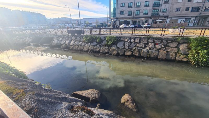 Otro vertido a la ría, esta vez desde el regato de Fexdega a través del río Con