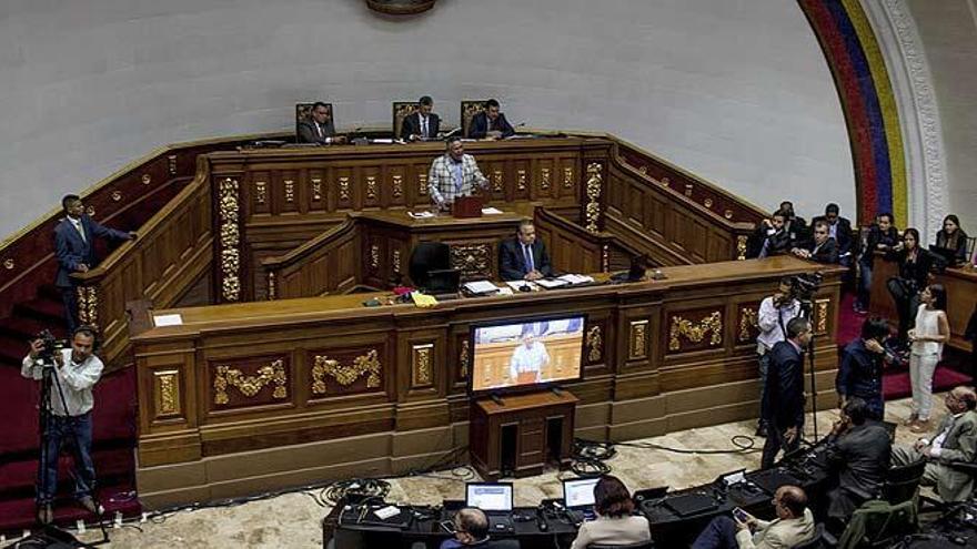 El Parlamento de Venezuela aprueba iniciar un proceso político contra Maduro