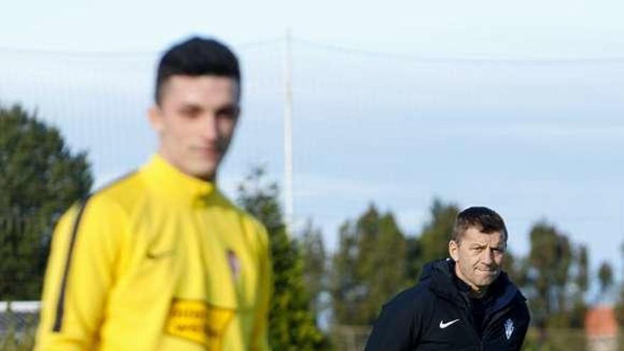 Djukic, en Mareo, tras Manu García.