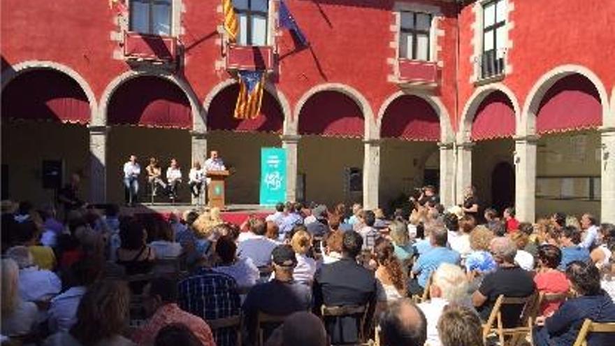 Lluís Llach, en un moment de l&#039;acte al Palau dels Comtes de Castelló d&#039;Empúries.