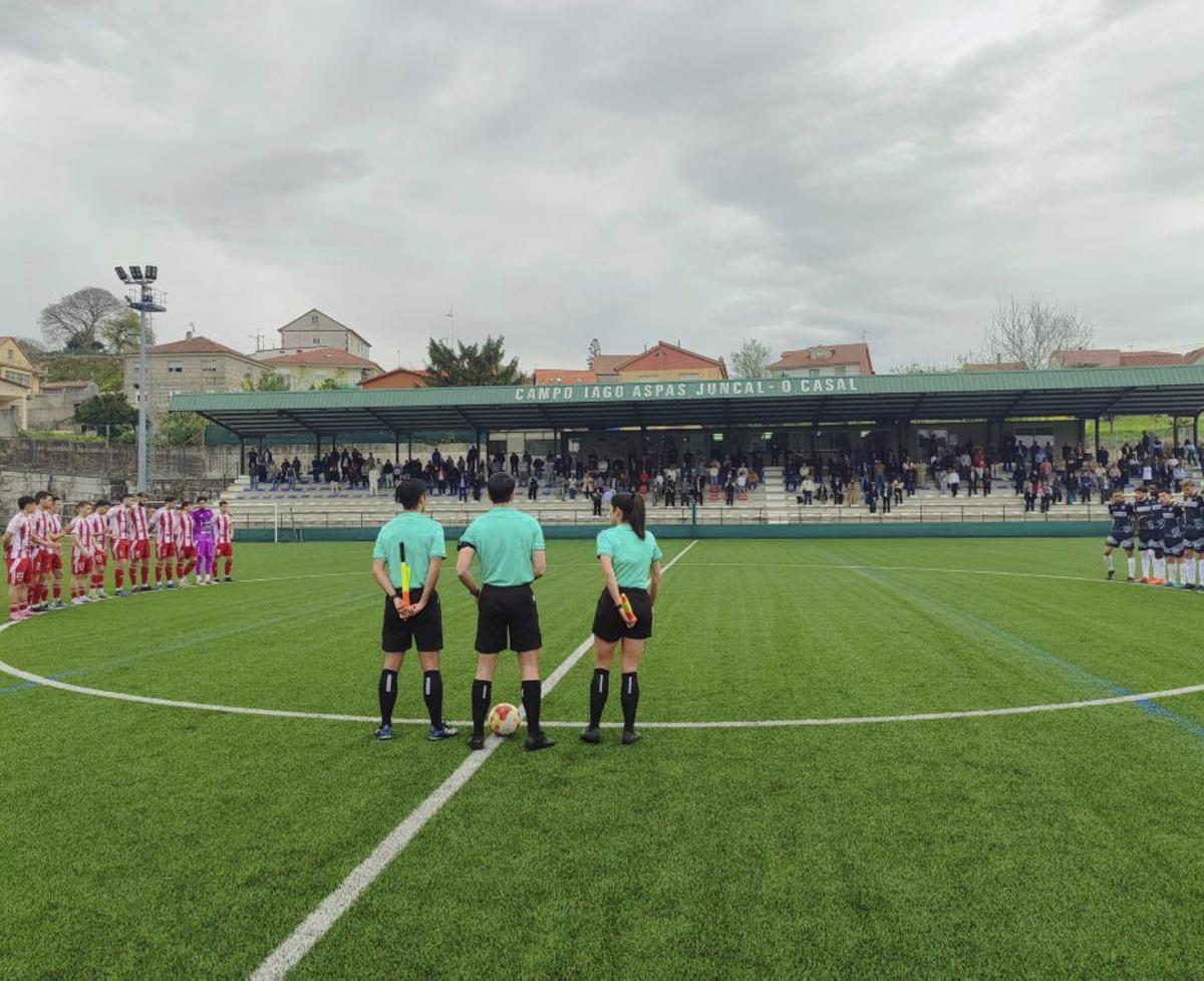 El partido comenzó con un minuto de silencio por el fallecimiento de Domingo Álvarez «Dominguitos», exjugador del Alondras y Barcelona B. | SANTOS ÁLVAREZ