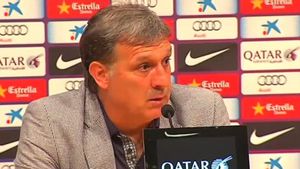 El técnico del Barça, Tata Martino, explica la razón por la que substituyó a Messi en el terreno de juego a 11 minutos de finalizar el partido contra la Real Sociedad.