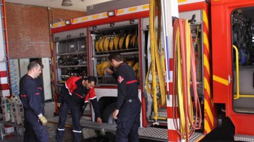 Un grupo de bomberos realizando tareas de mantenimiento de los vehículos en el subparque de Ibi.