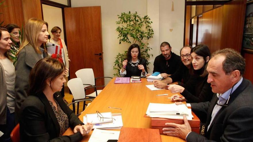 Mario Suárez del Fueyo y Ana Braña -en el centro del grupo de la derecha-, en la reunión presupuestaria entre miembros de Foro y Xixón Sí Puede.