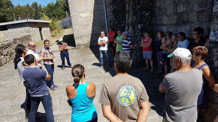 Vecinos con el alcalde cuando paralizaron los &quot;lombos&quot;. // G.N.