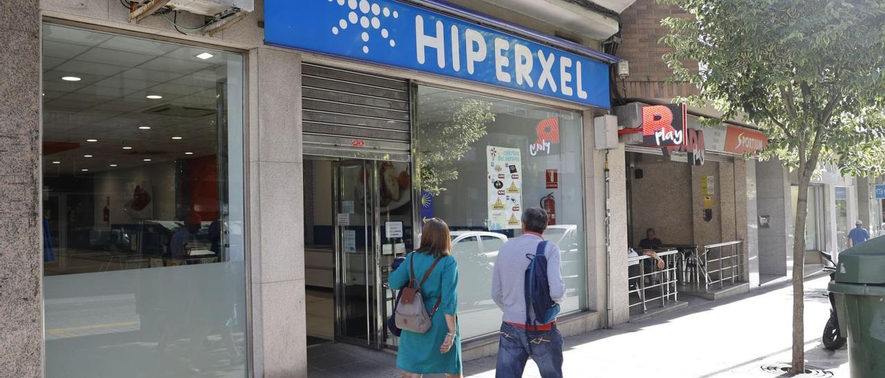 Una de las tiendas que Hiperxel tiene en Vigo.  | FOTO: ALBA VILLAR