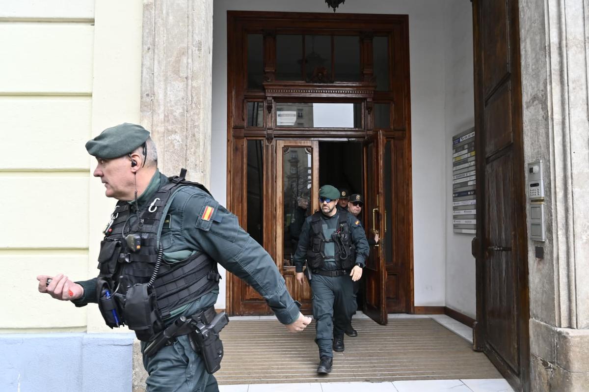 En imágenes | La Guardia Civil registra la sede de Forestalia en Zaragoza y el domicilio de Fernando Samper por el clúster del Maestrazgo