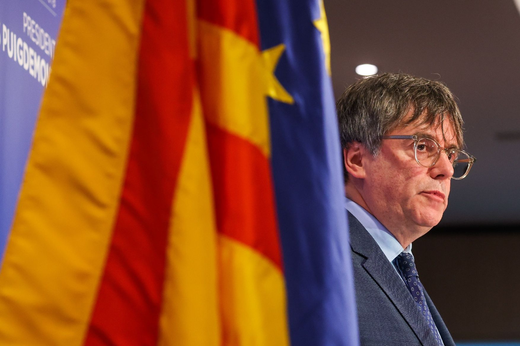 La roda de premsa on Puigdemont ha fixat les condicions de Junts per a la investidura de Sánchez, en fotos