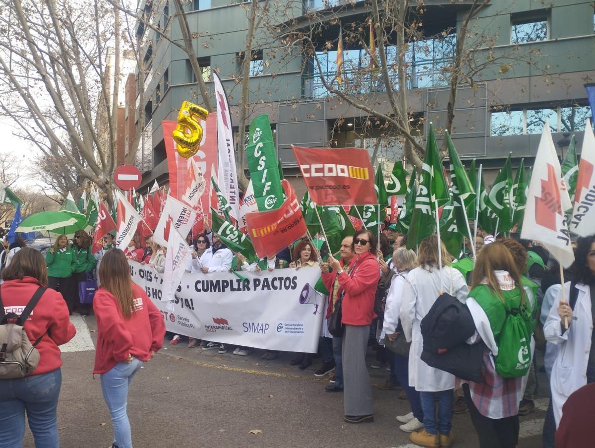 Decenas de trabajadores y representantes sindicales