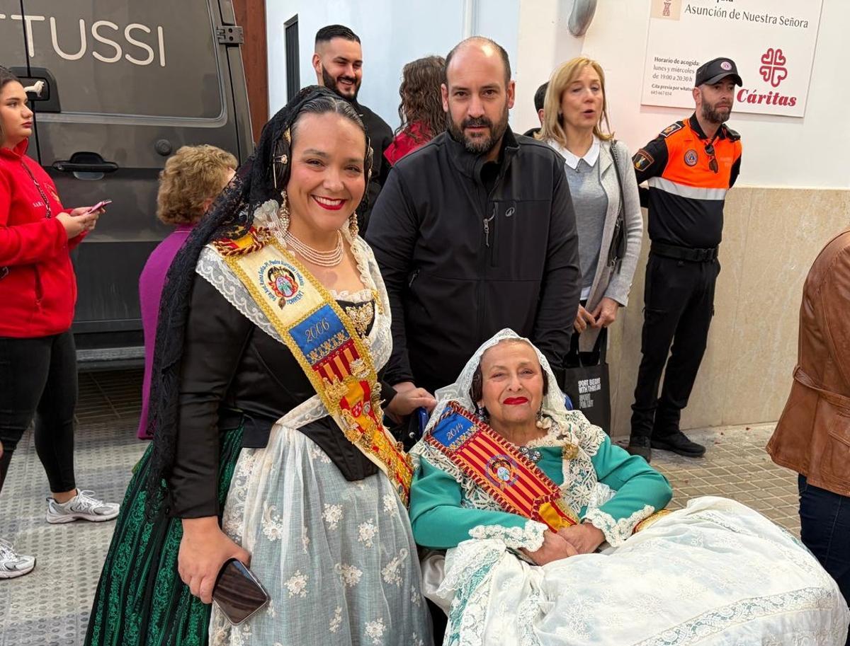 Dolores ha llvado su ramo a la Virgen.