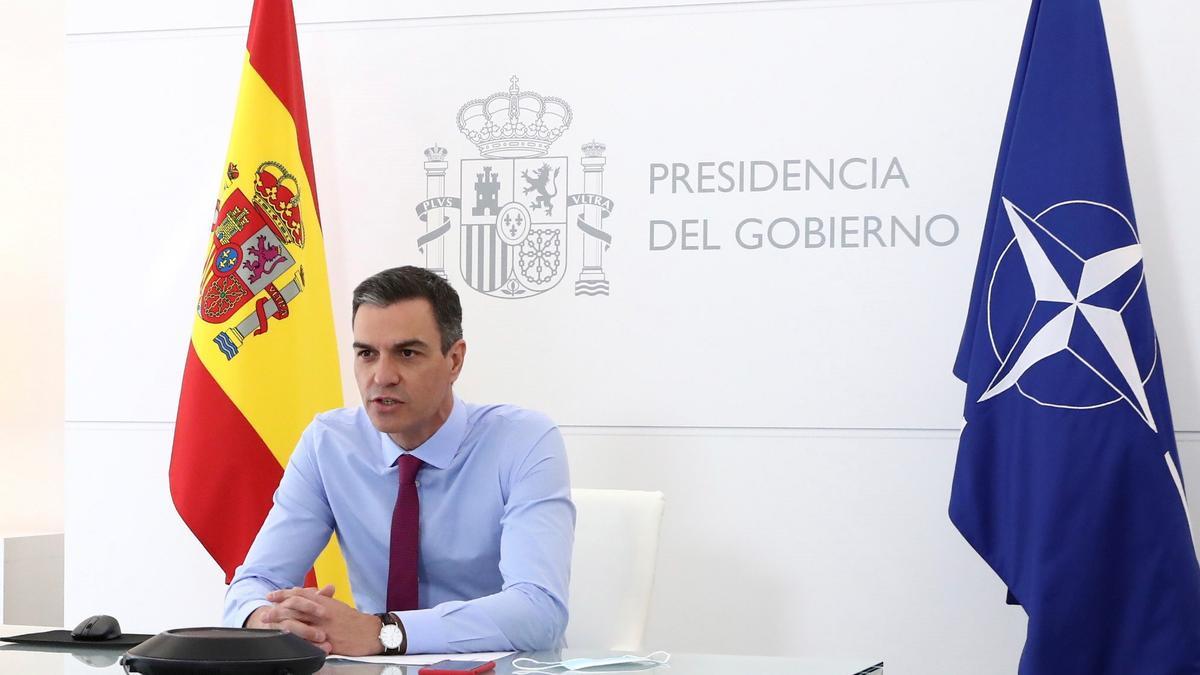 El presidente del Gobierno, Pedro Sánchez, durante su videoconferencia con el secretario general de la OTAN, Jens Stoltenberg, este 4 de junio de 2021 desde la Moncloa.
