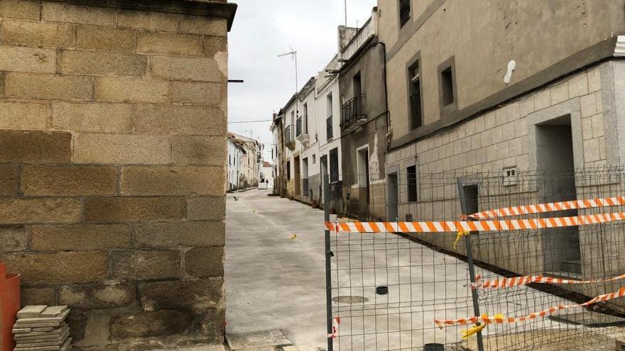 Alcántara arregla la calle de los Barco