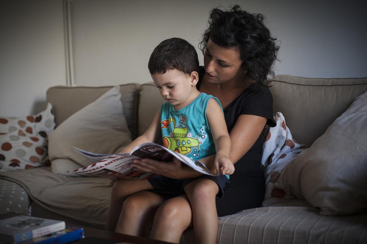 María Estepa i el seu fill Nicolás, al sofà de casa.