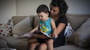 María Estepa y su hijo Nicolás, en el sofá de su casa.