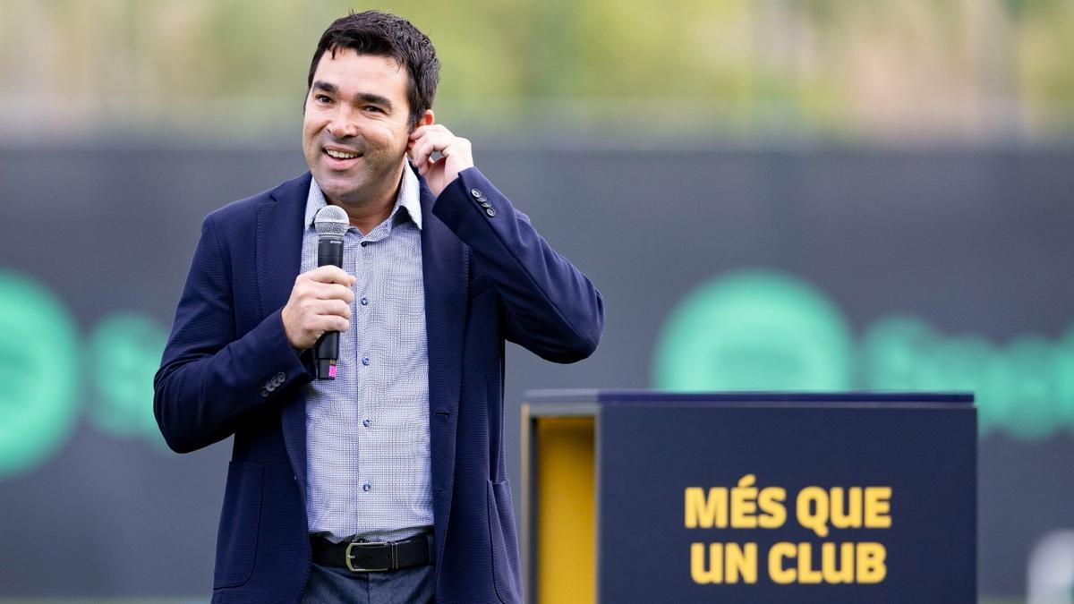 Deco habla durante el acto de presentación de Félix y Cancelo en la ciudad deportiva.