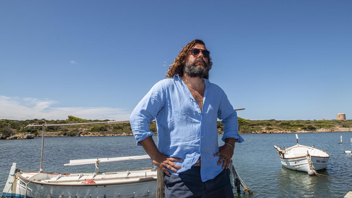 Jacobo Bergareche, fotografiado en la isla de Menorca para su entrevista con 'Abril'