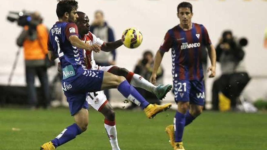 Rayo y Eibar luchan por el balón.