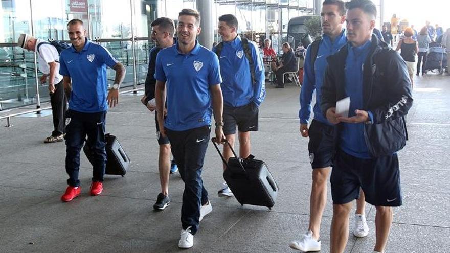 La expedición del Málaga, en el aeropuerto