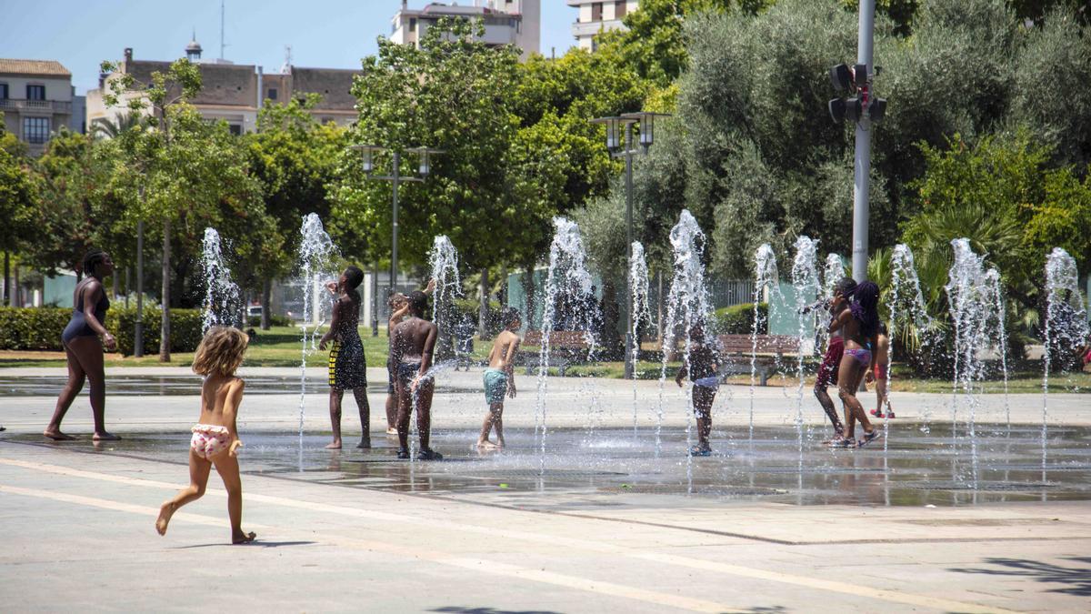 Los niños aprovechan las fuentes para refrescarse