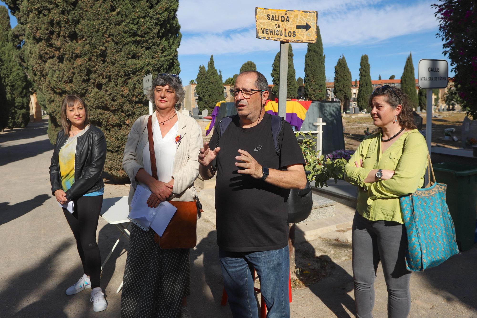 Concentración en el cementerio de Alicante por las personas fueron fusiladas y enterradas por el régimen franquista en fosas comunes