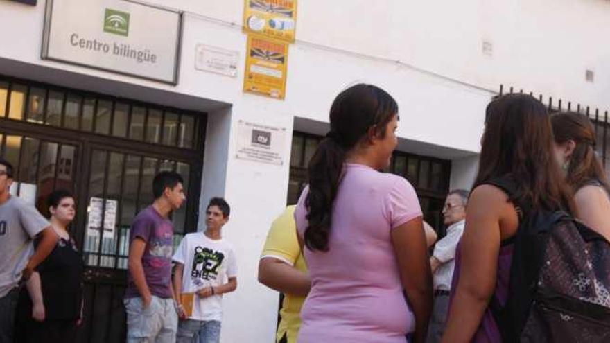 Alumnos malagueños conversan en la puerta de su instituto en la capital.