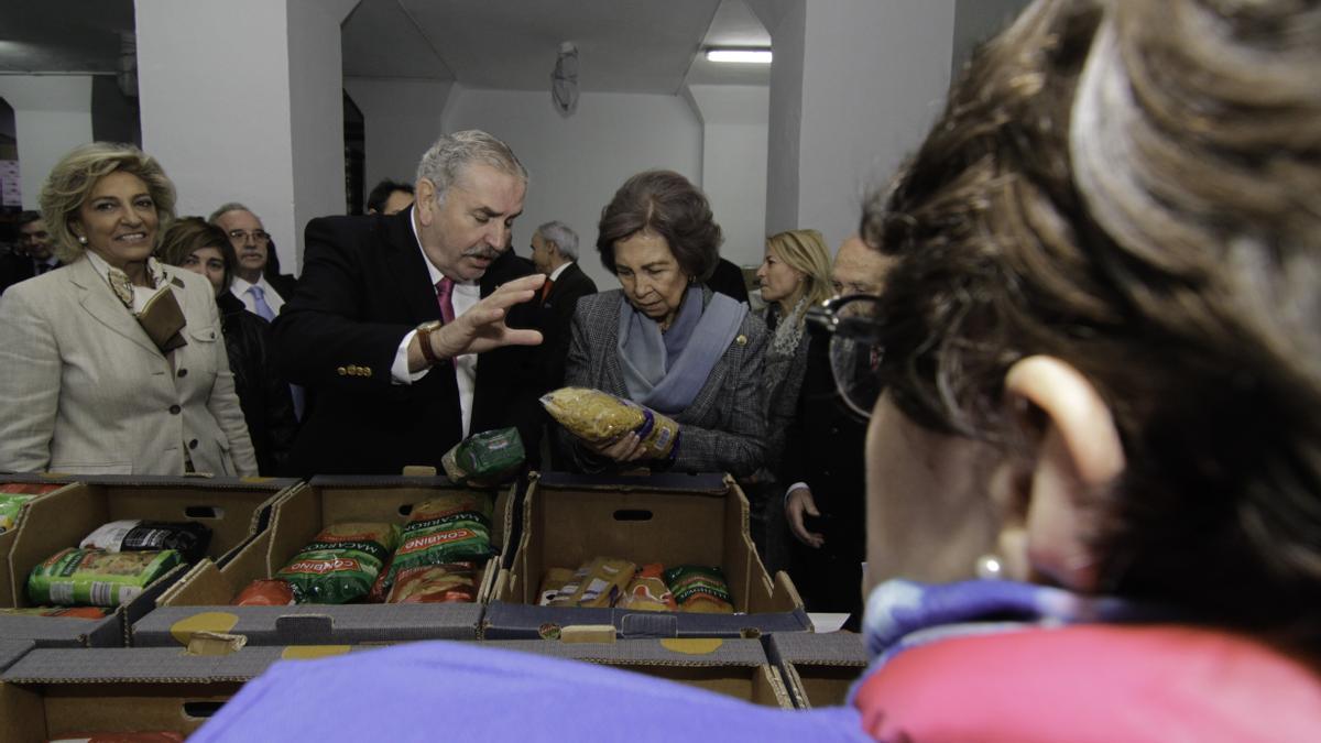 La Reina visitando la entidad en 2017.
