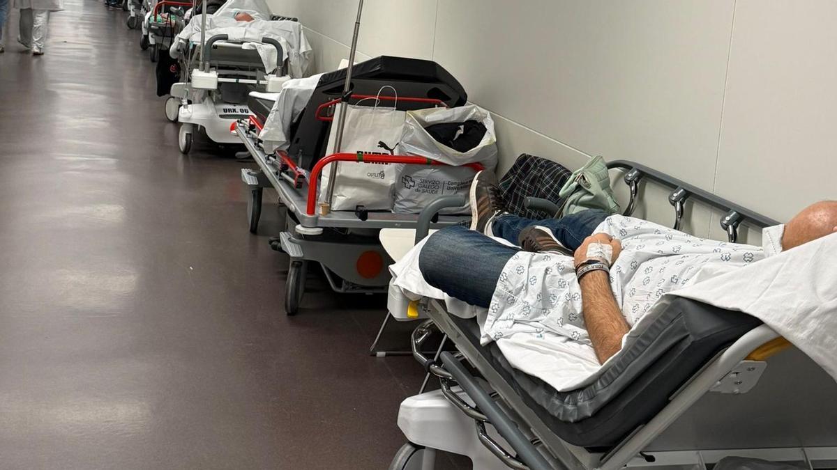Pacientes en los pasillos del Hospital Álvaro Cunqueiro esta semana.
