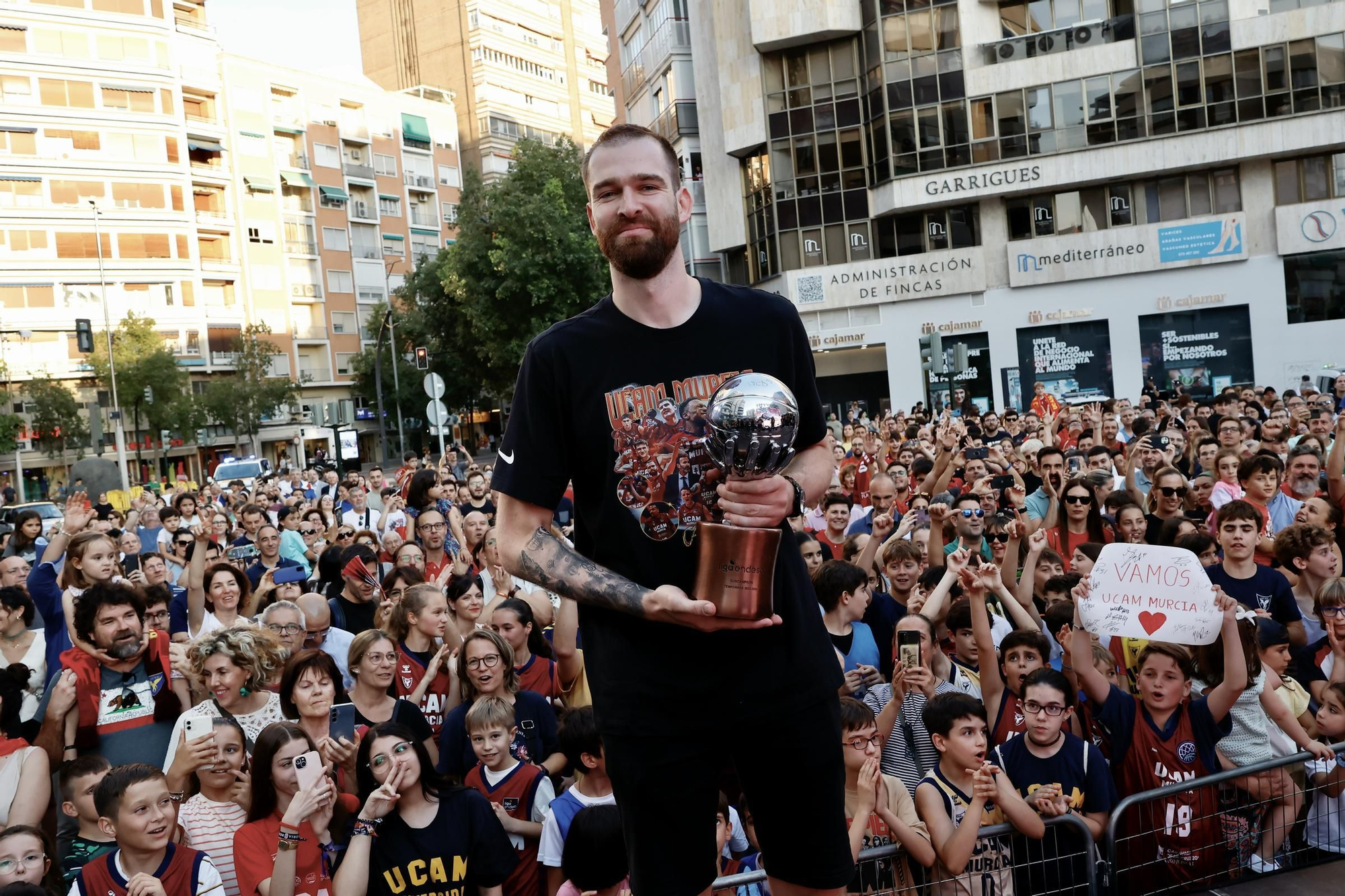 La fiesta del UCAM Murcia con su afición en las calles de Murcia, en imágenes