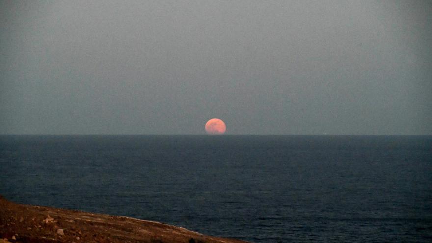 Última luna llena del año 2023 desde Arinaga y su faro