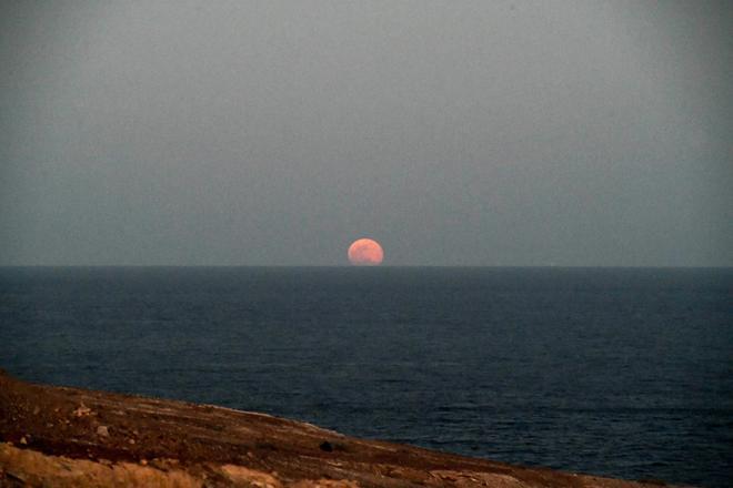 Última luna llena del año 2023 desde Arinaga y su faro