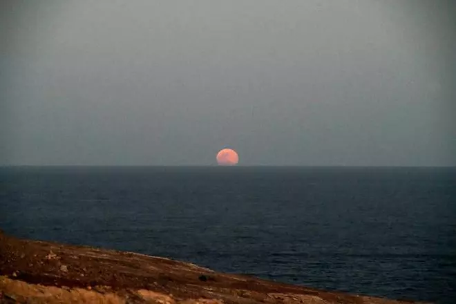 Última luna llena del año 2023 desde Arinaga y su faro