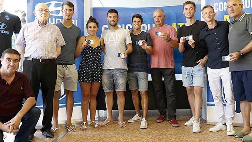 Mandiola, cuerpo técnico y jugadores posan con el nuevo carné del Baleares.